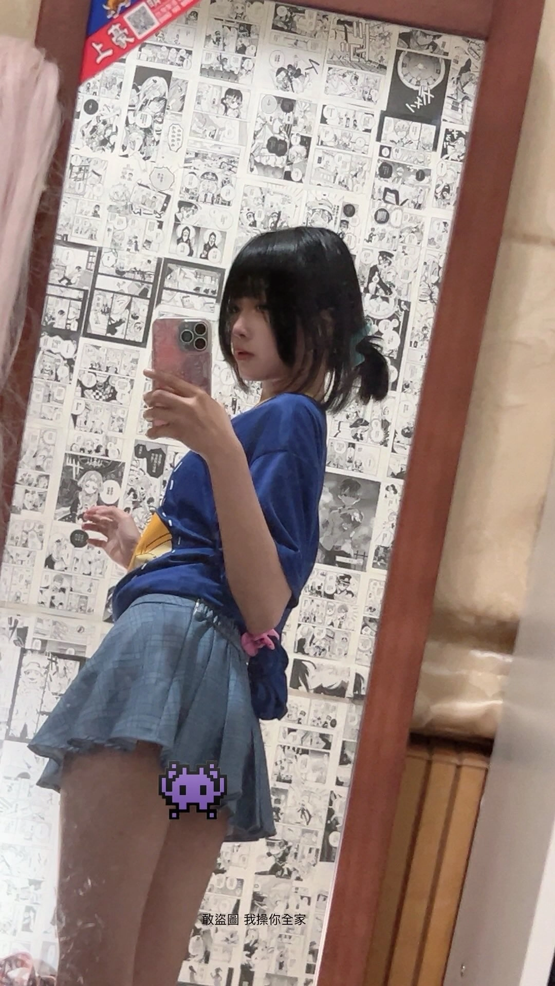 女孩在镜子前拍自拍。