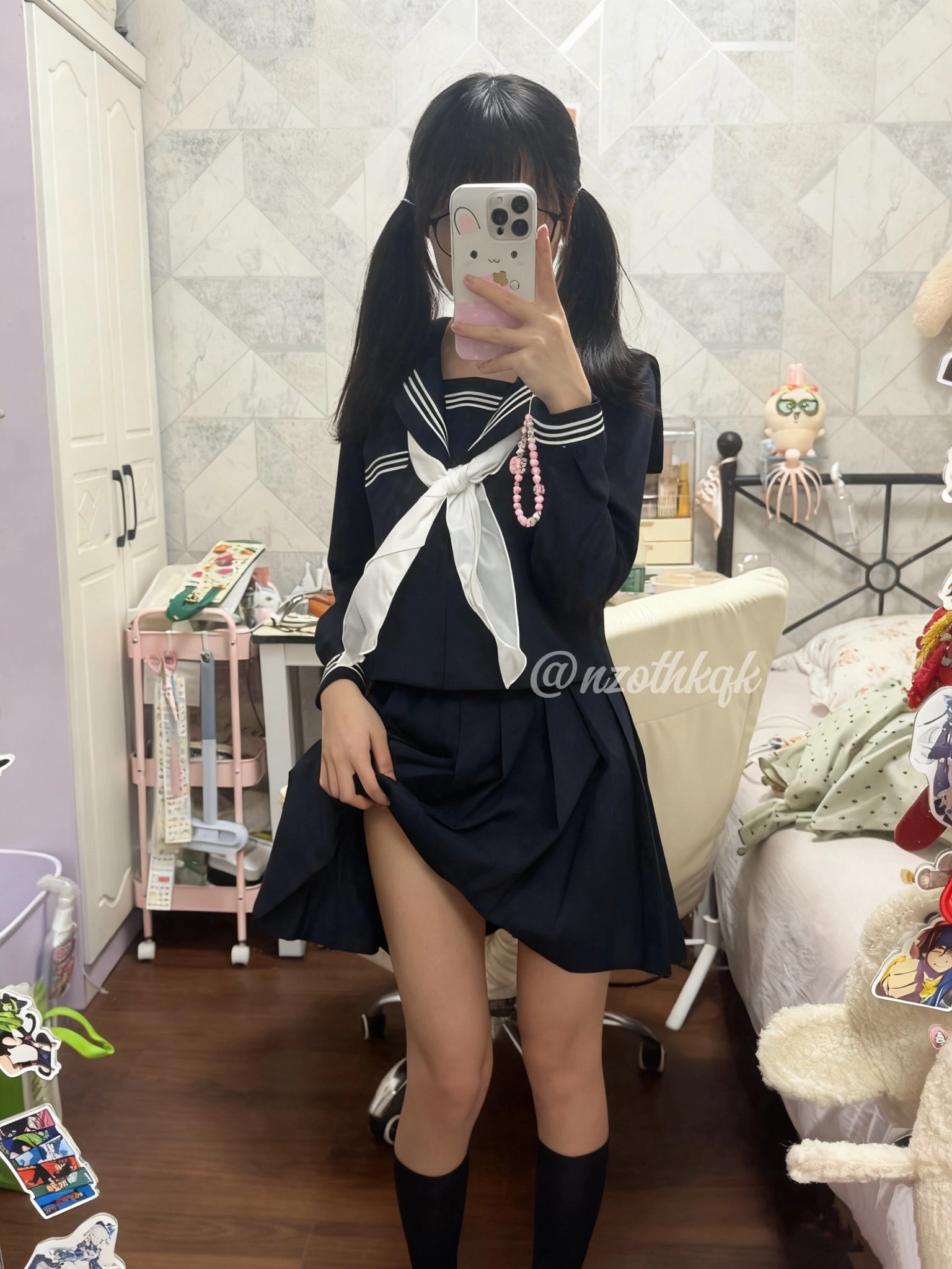 女孩在蓝色裙子里拍了一张自拍。