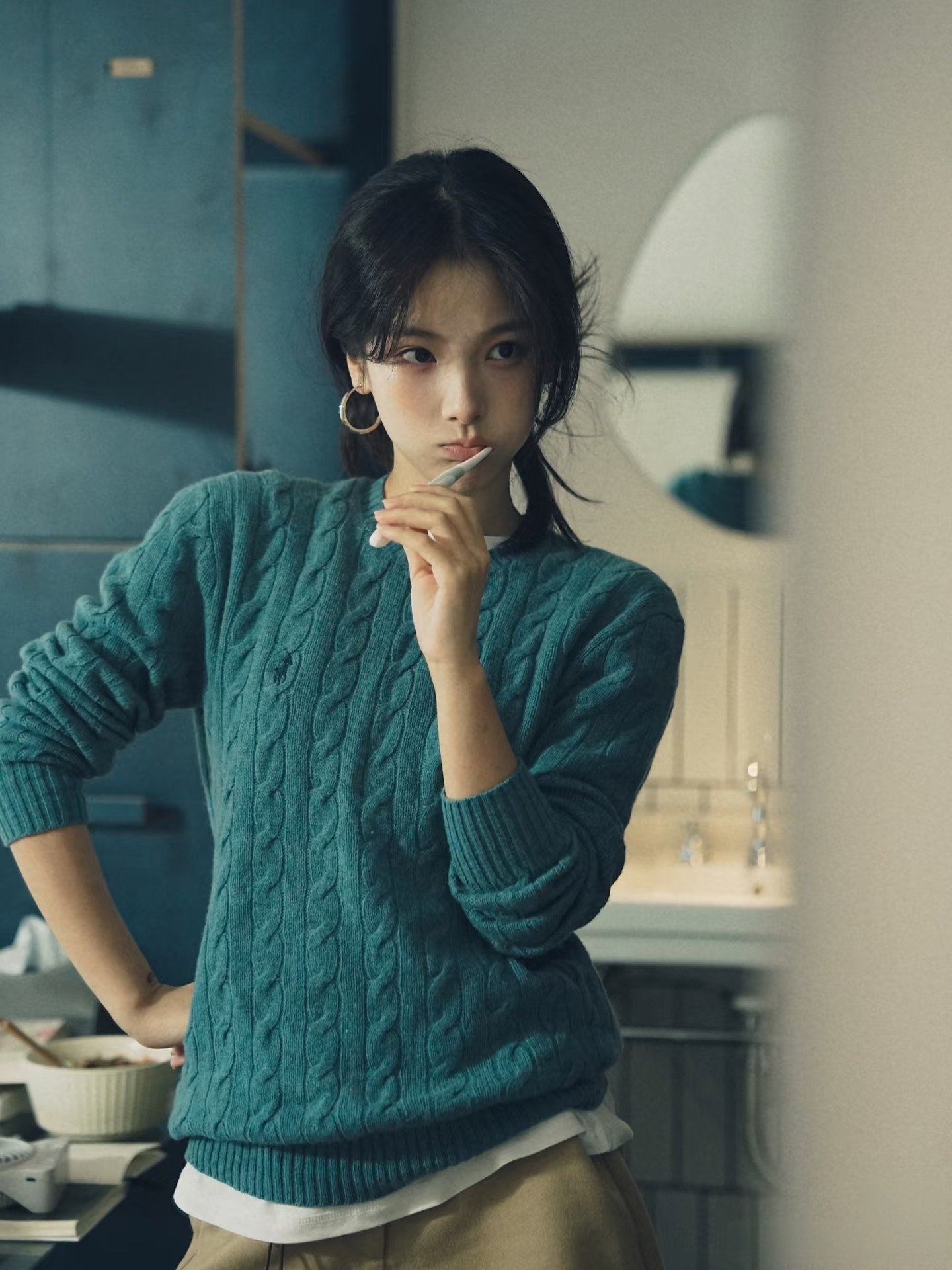 女人在镜子前刷牙。