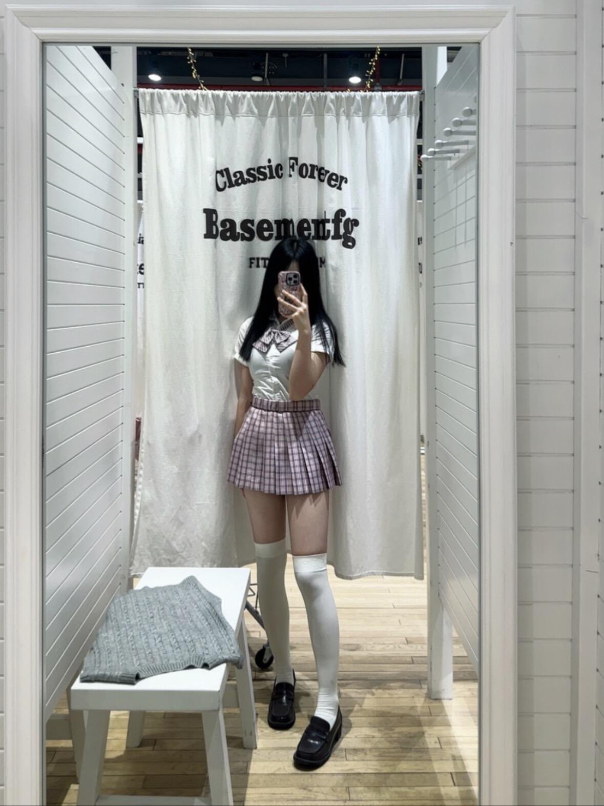 女人在更衣室里拍自拍。