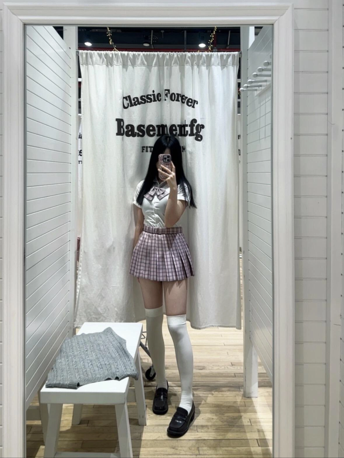 女人在更衣室里拍自拍。