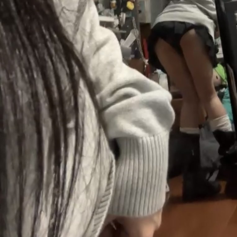 穿着灰色衬衫和黑色靴子的女人。