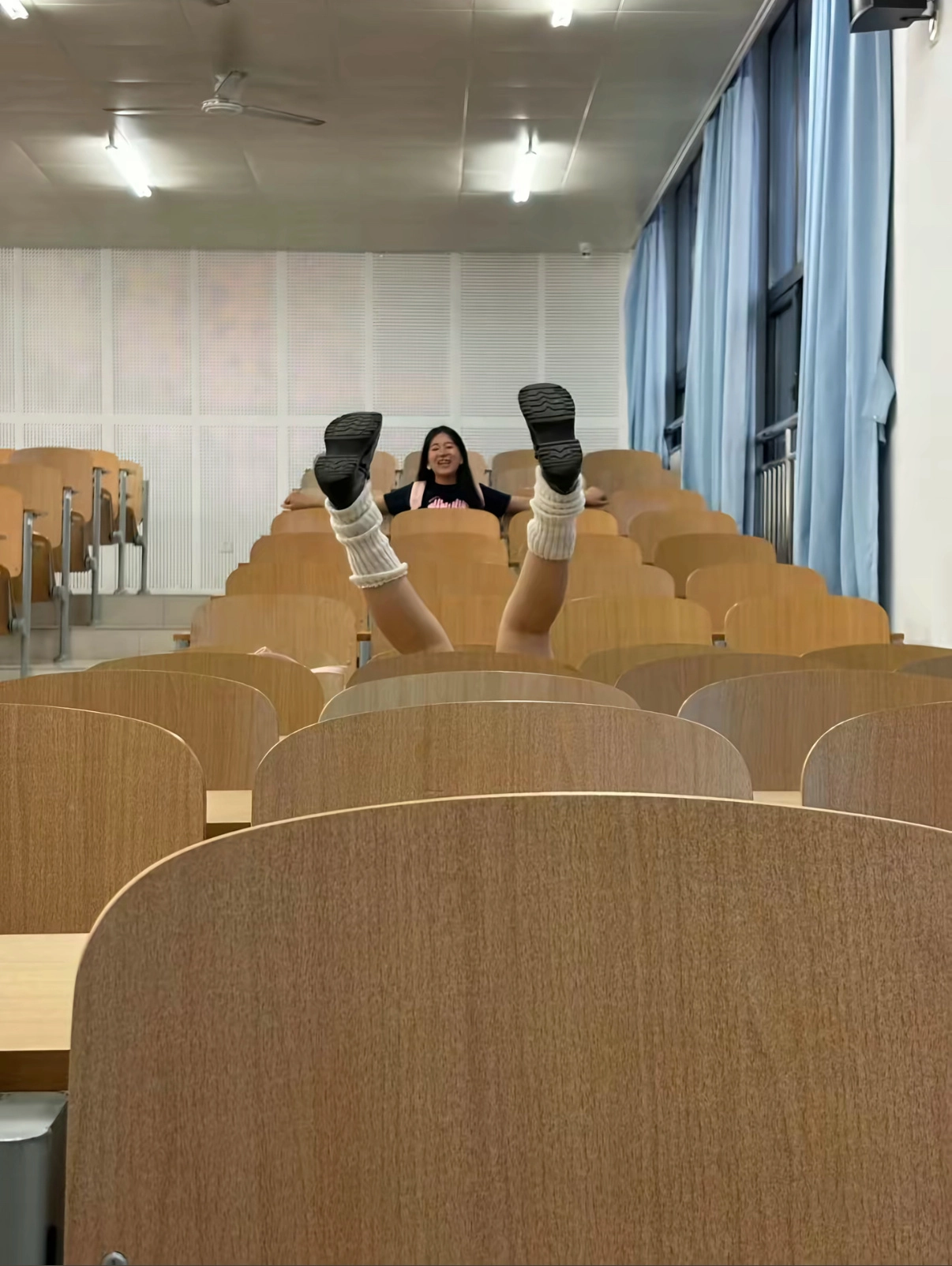 女人坐在椅子上,她的腿在空中。