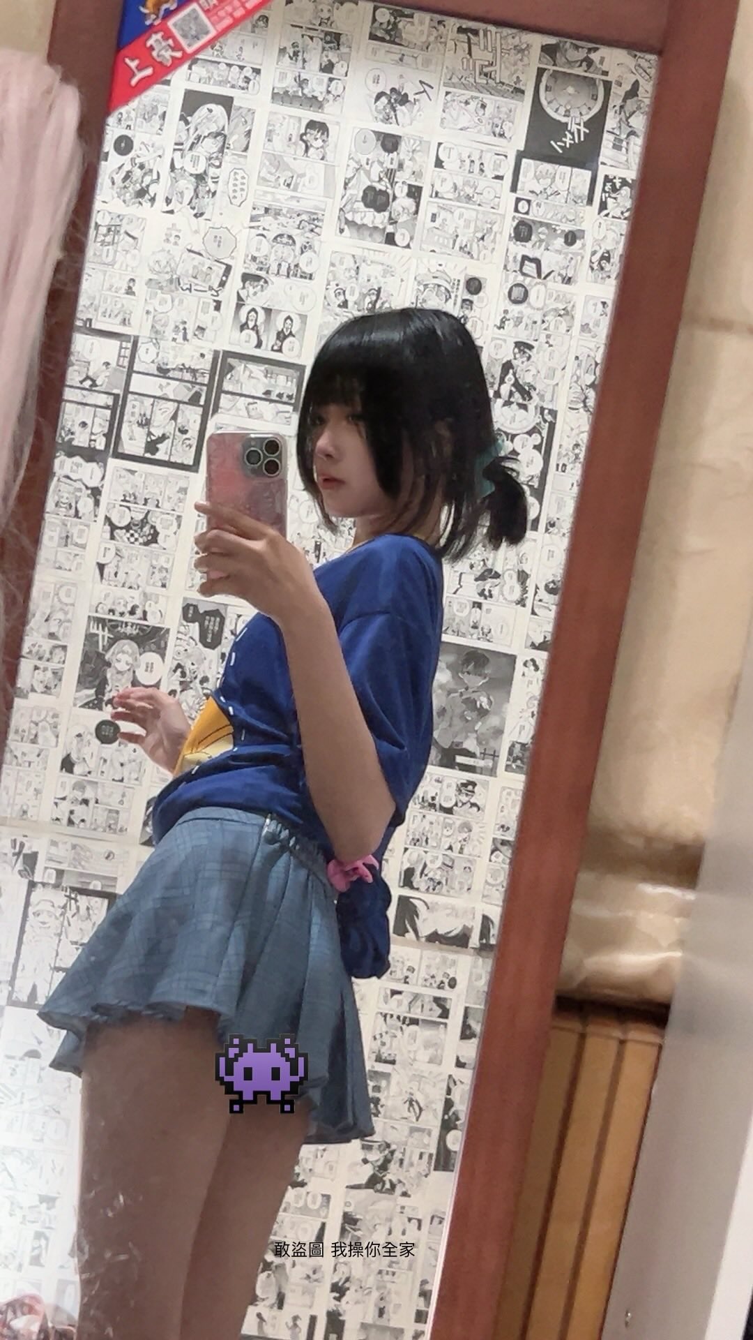 女孩在镜子前拍自拍。