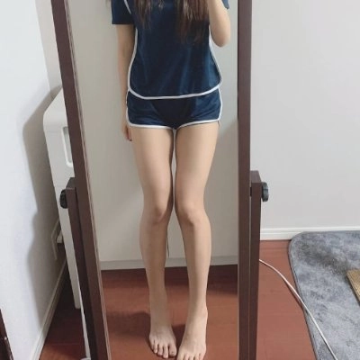 女人在镜子前拍自拍。