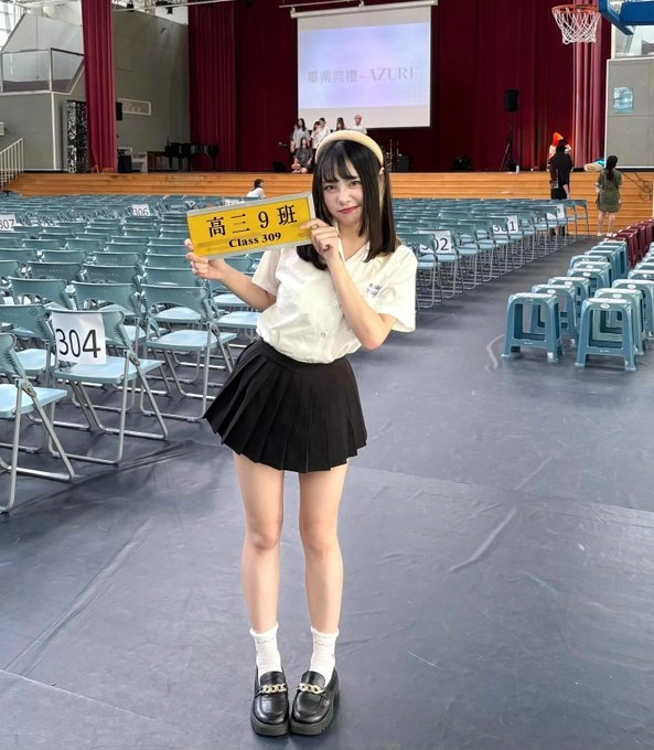 女孩戴着一个黄色的标志,上面写着“9级”。