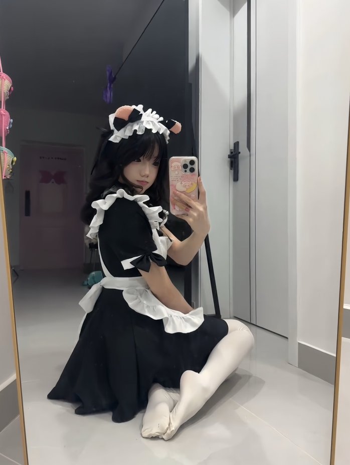 穿着女仆服的女人拍了一张自拍。
