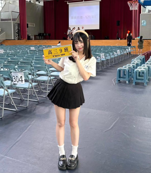 女孩戴着一个黄色的标志,上面写着“9级”。