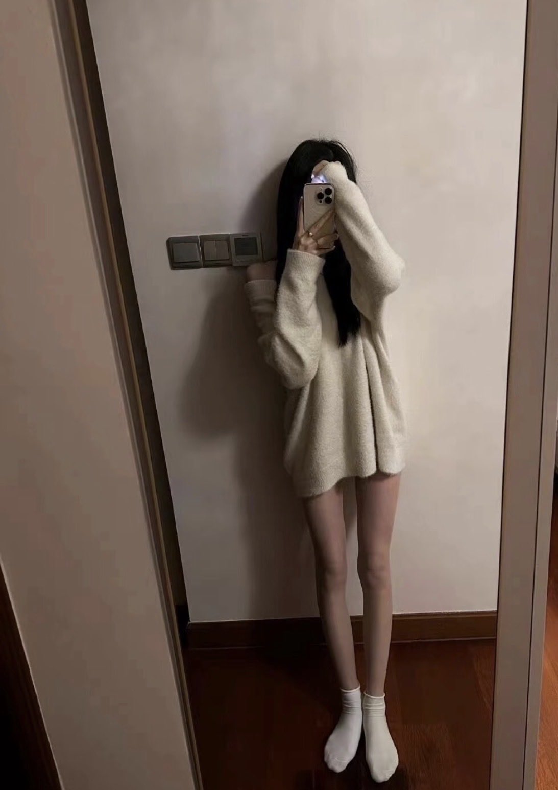 女人在镜子里拍自拍。