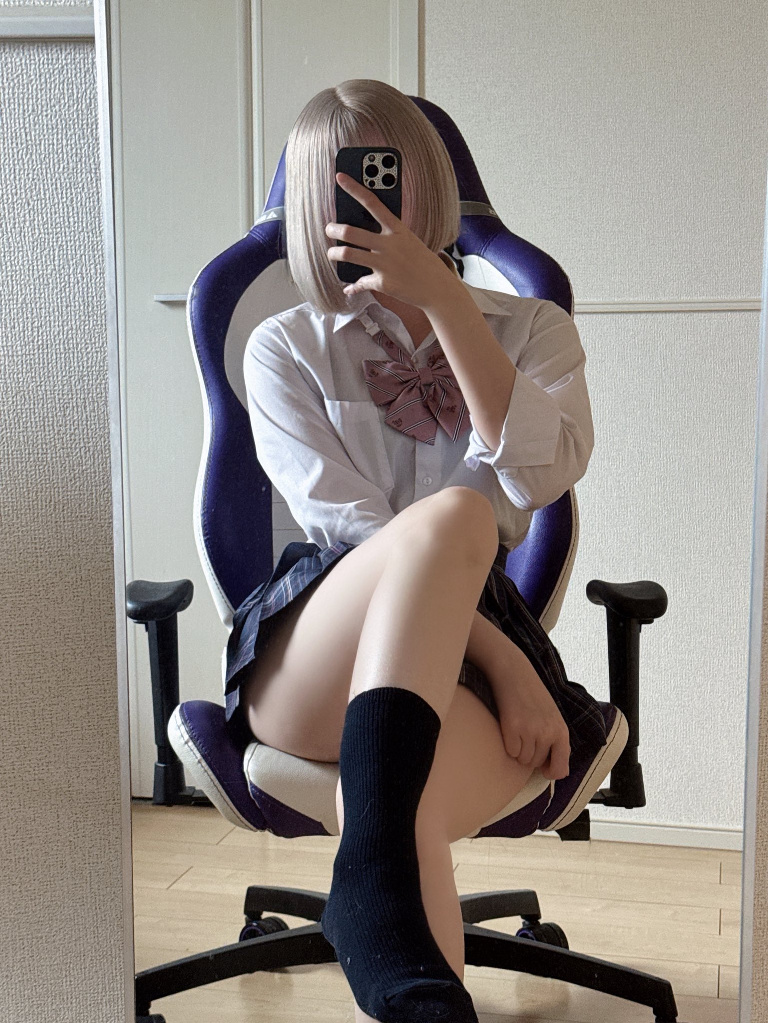 坐在椅子上的女孩拍了一张自拍。