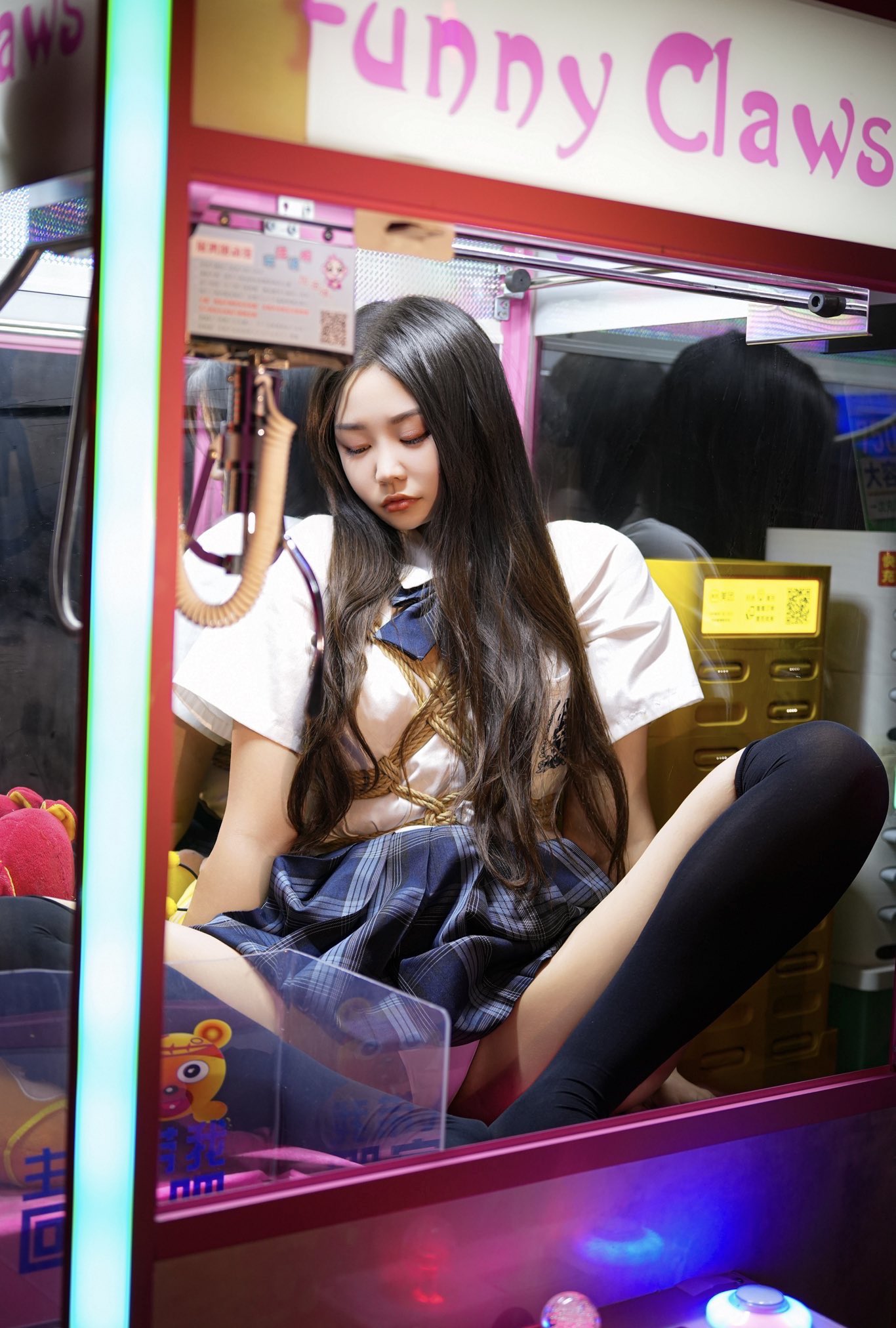 女孩坐在一台机器上,看着悲伤。