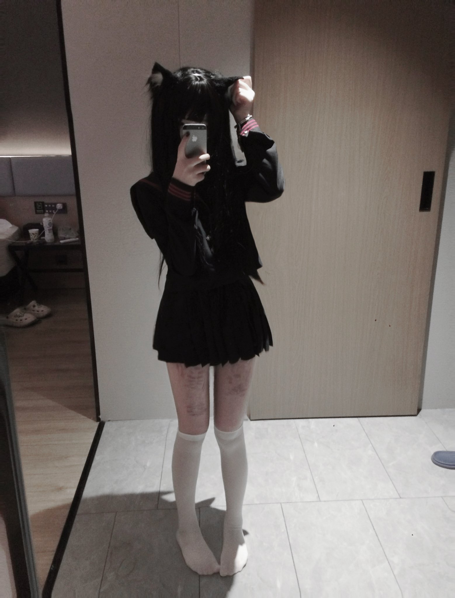 女孩在镜子里拍自拍。