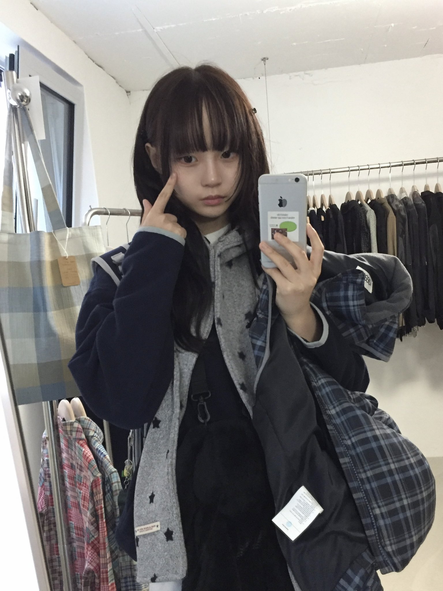 女人在镜子前拍自拍。