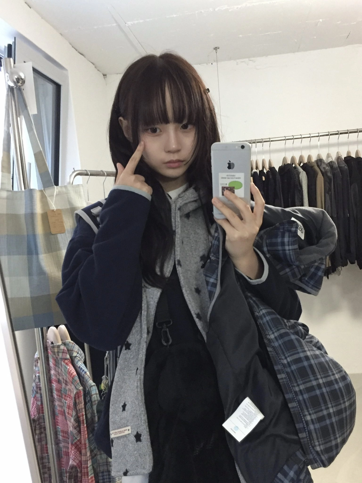 女人在镜子前拍自拍。