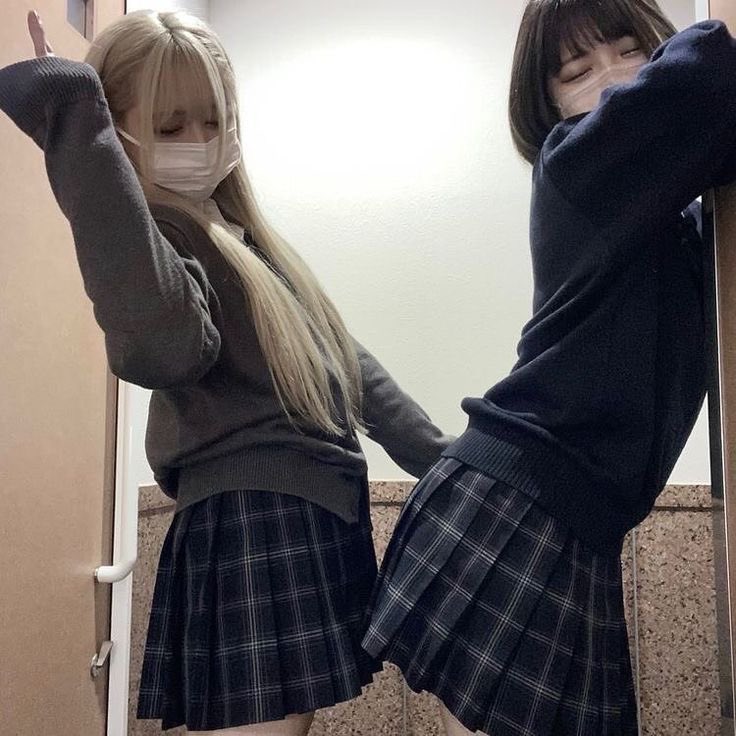 两个女孩戴着面具和的衬衫。