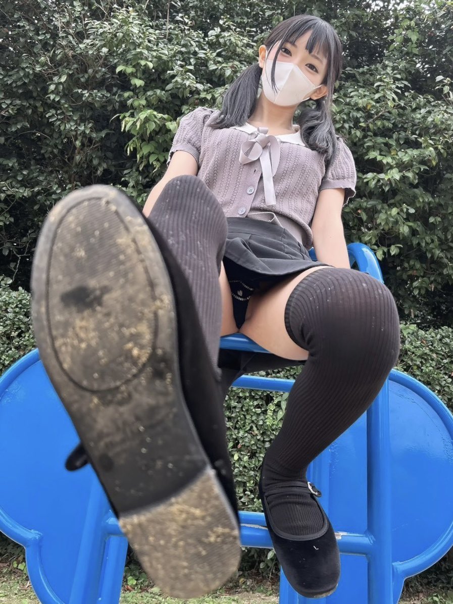 戴着面具的女人坐在蓝色的椅子上。