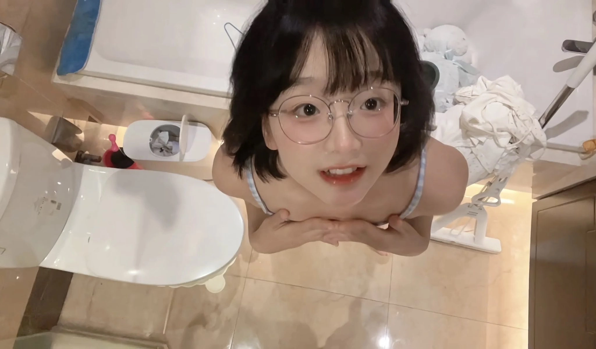 戴着眼镜和一件白色衬衫的女人正在制作一个有趣的面孔。