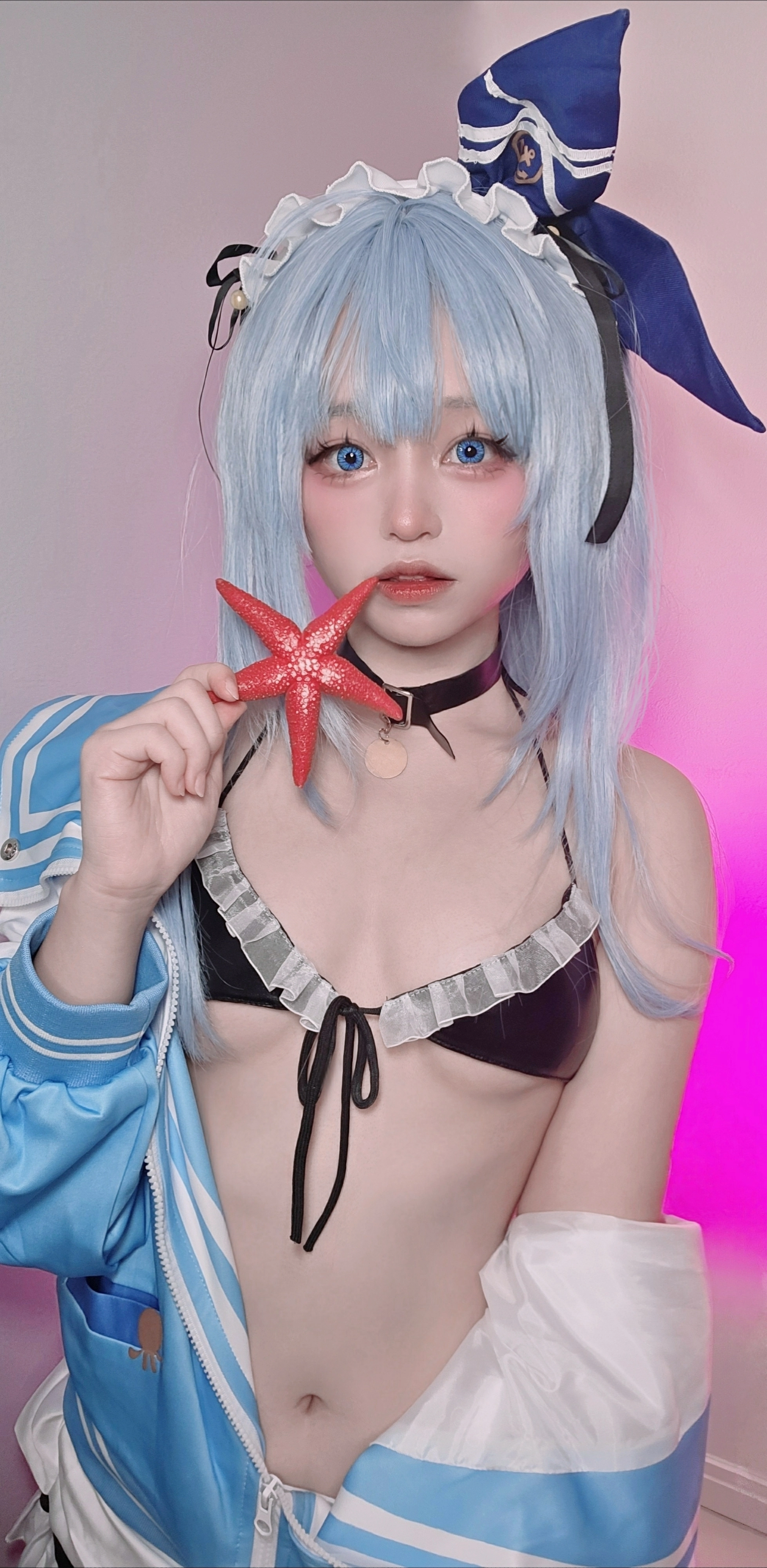 蓝头发的女孩抱着一颗星星。