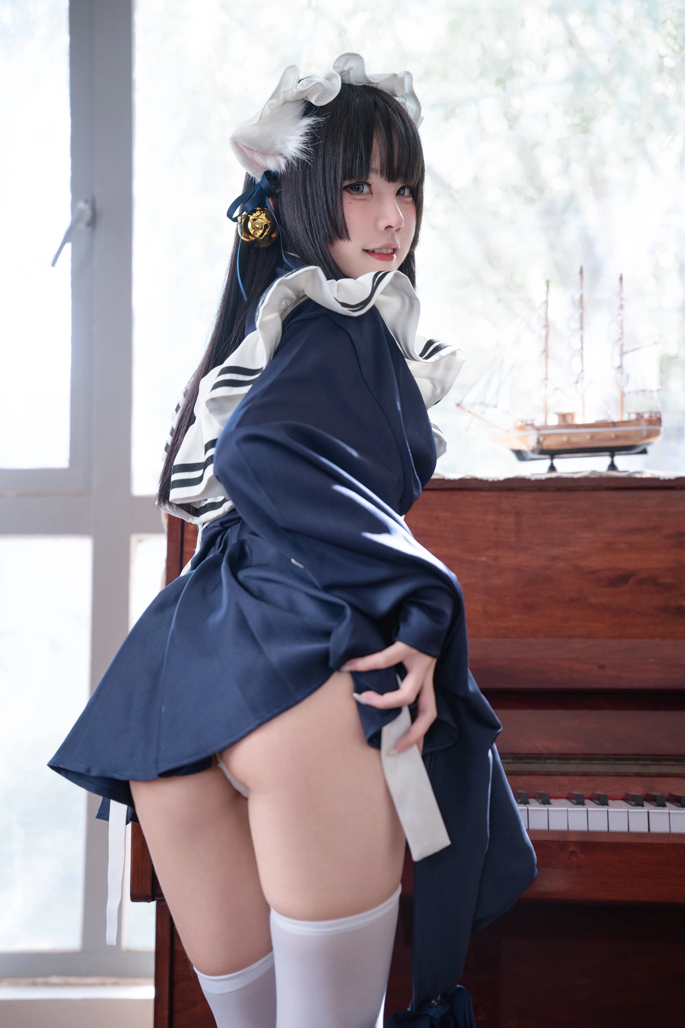 穿着蓝色裙子和蓝色弓的女孩在她的头发上。