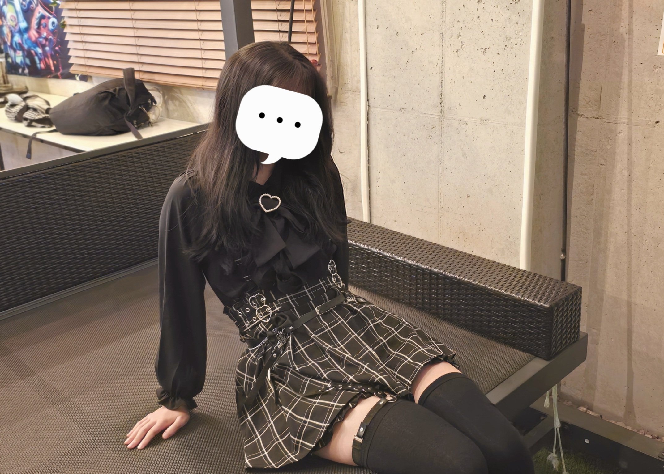 黑色衬衫上的白脸的女人。