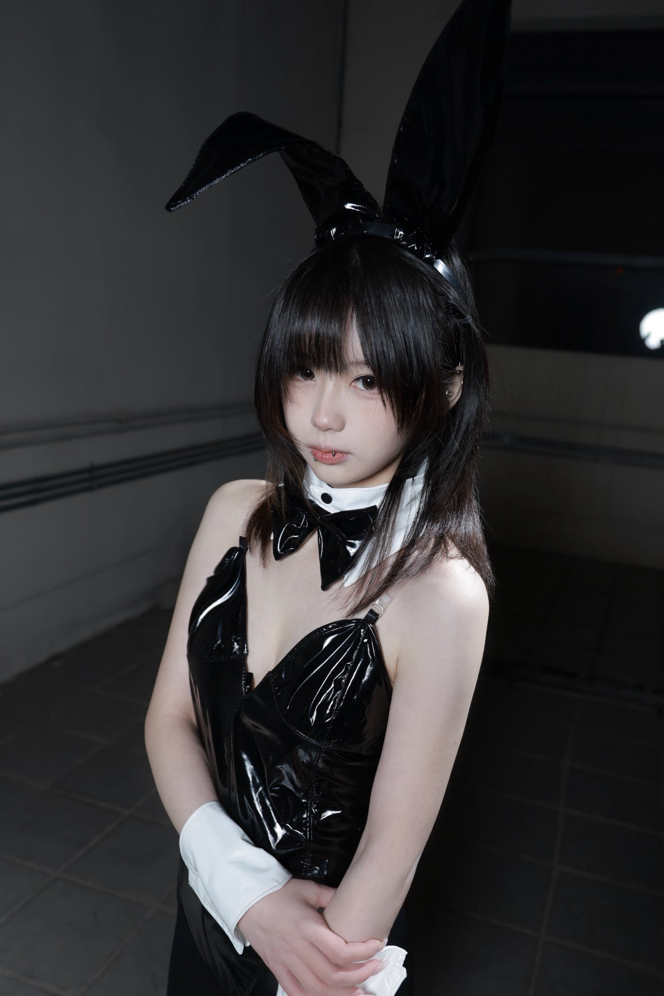 穿着黑兔的女人。