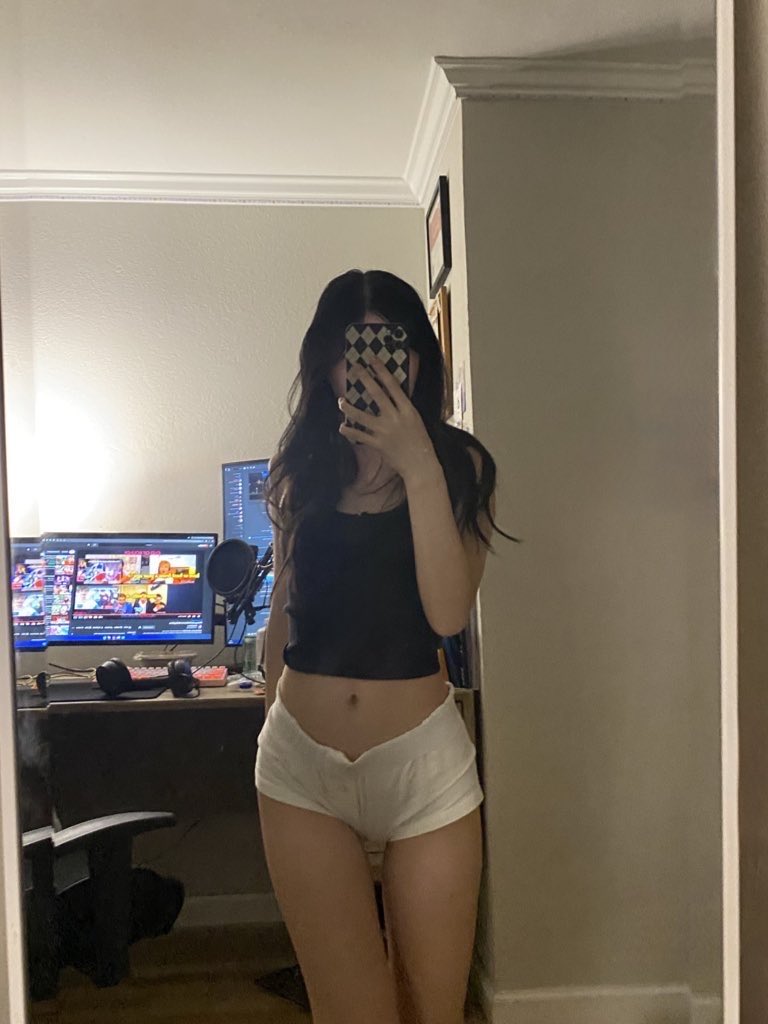 女人在电脑前拍个自拍。