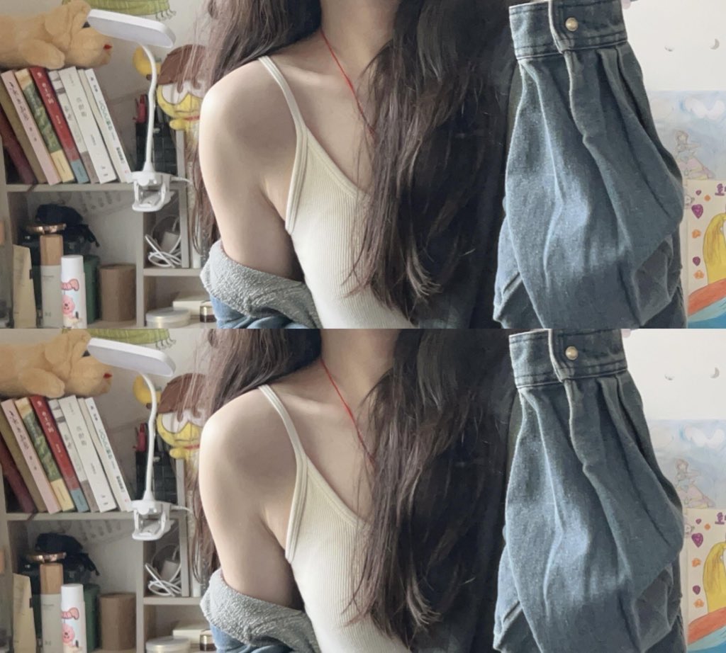 女人在镜子里拍自拍。