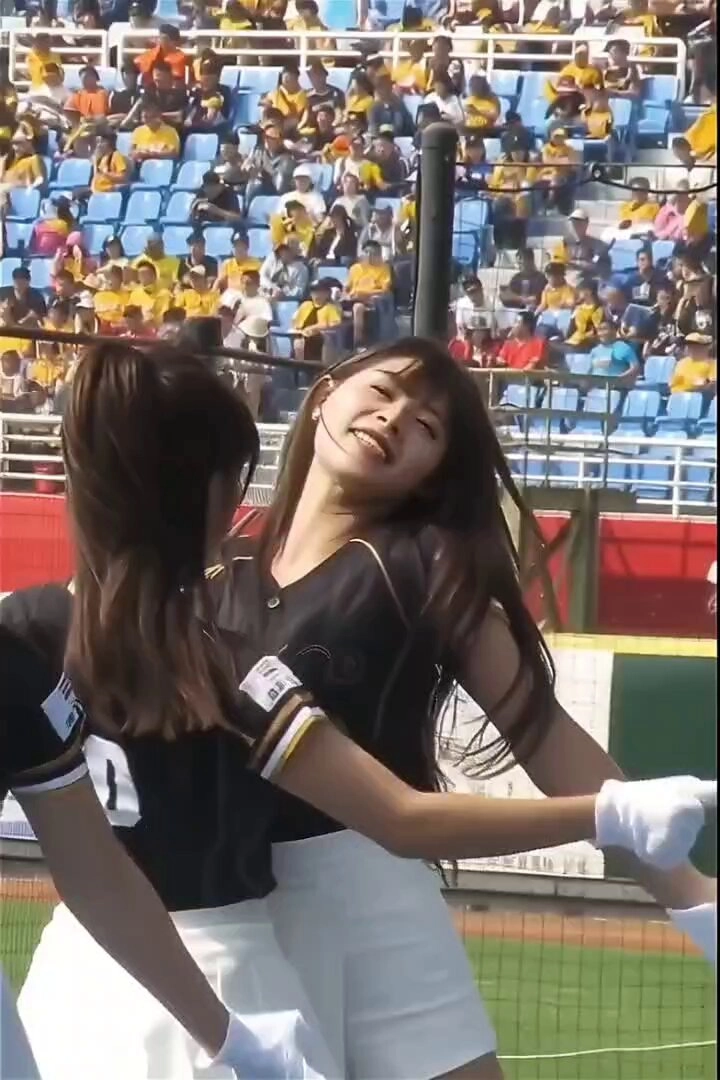 两个女孩互相拥抱。