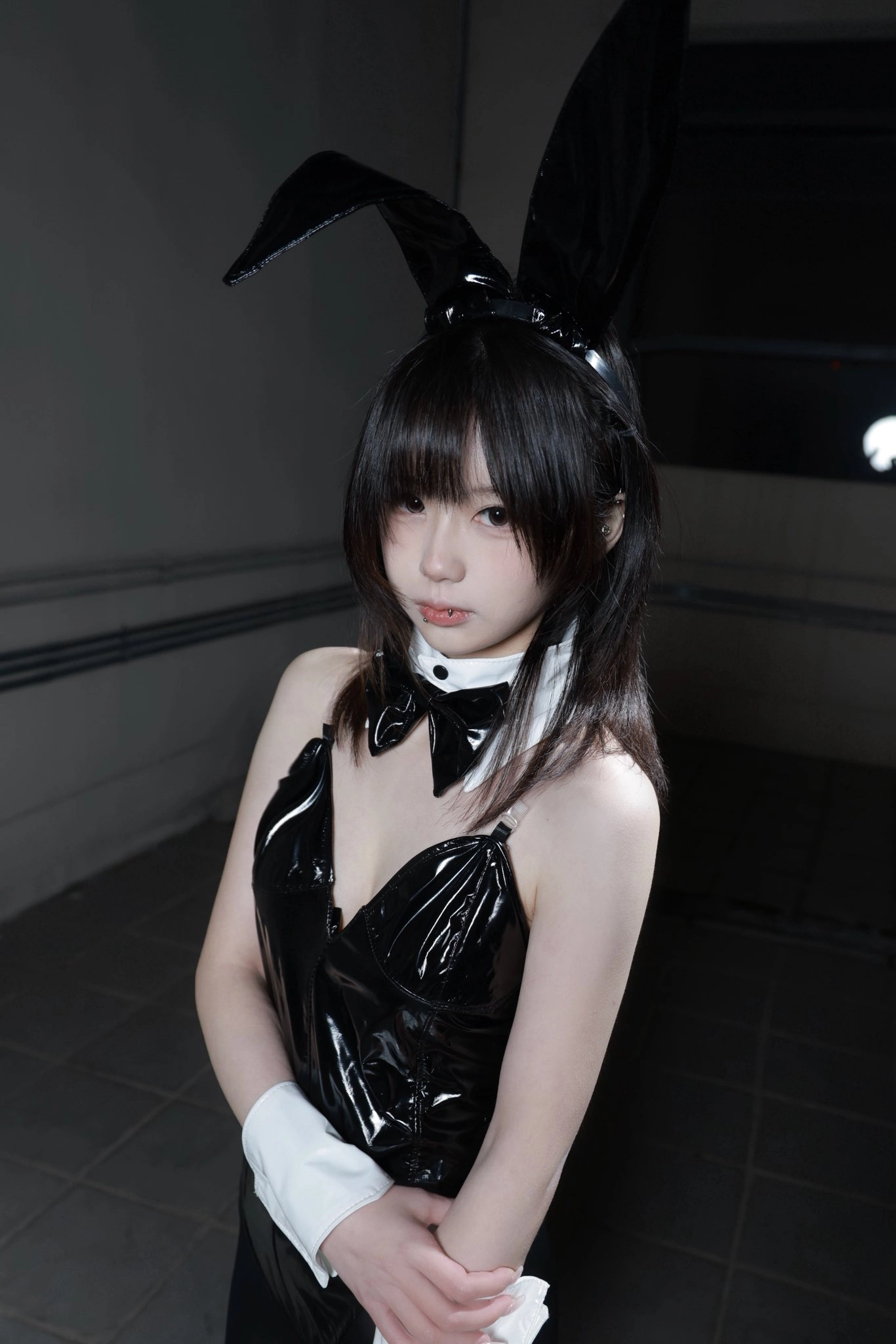 黒ウサギを着た女。