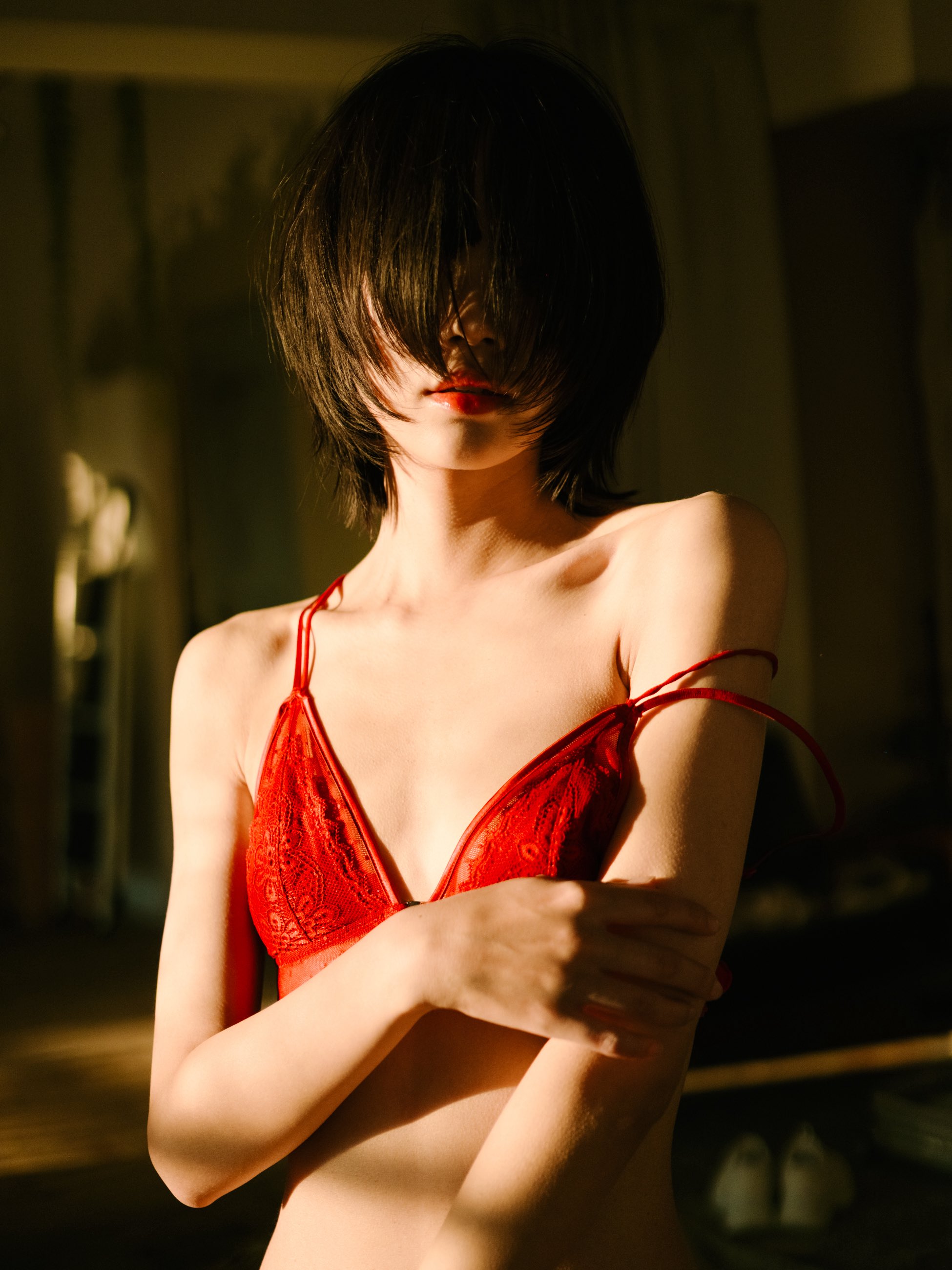 穿着黑色衬衫和红色胸罩的女人。