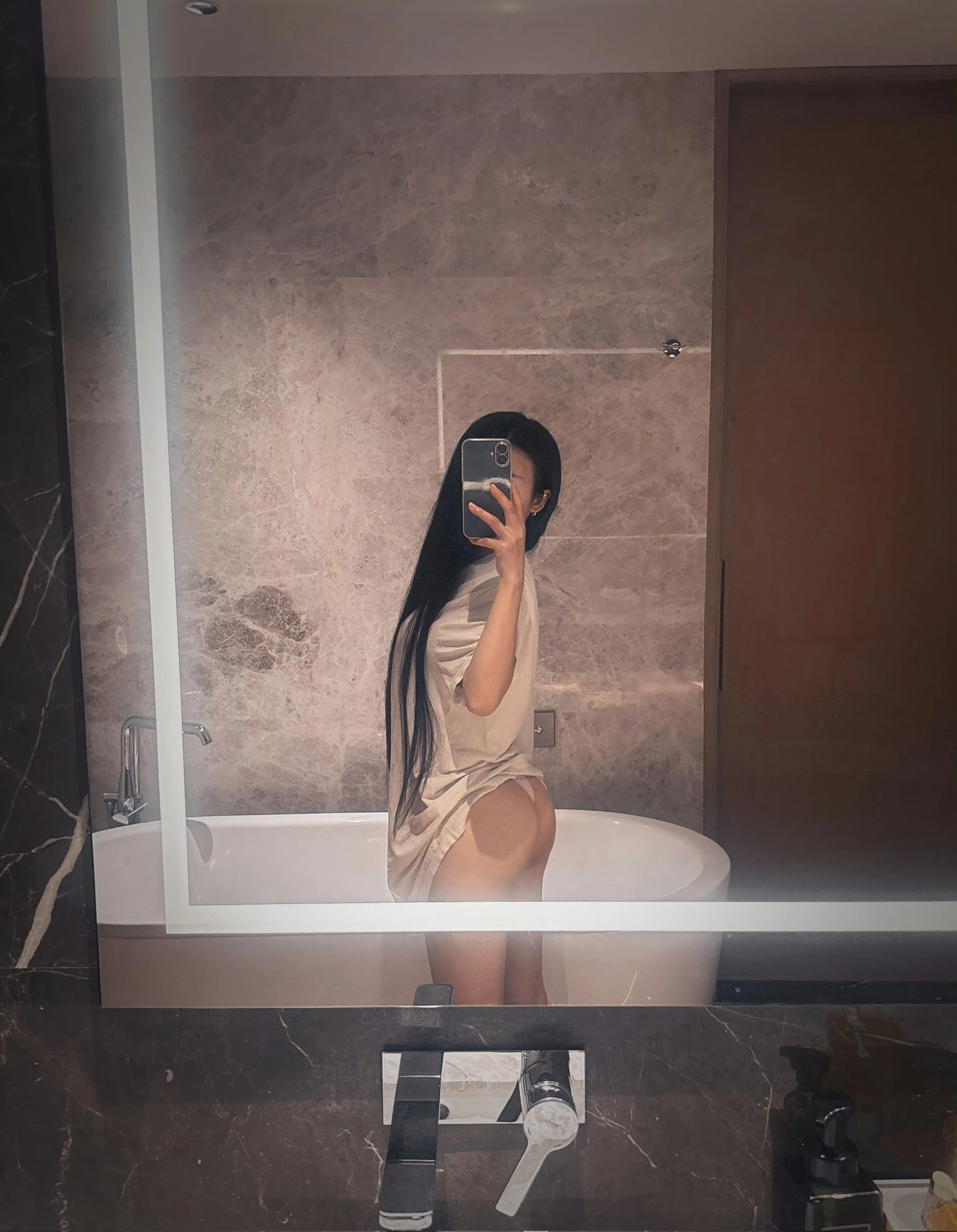 女人在浴室里拍个自拍。