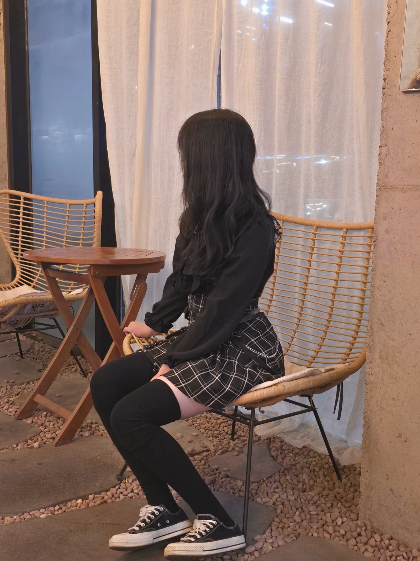 黑色衬衫上的白脸的女人。