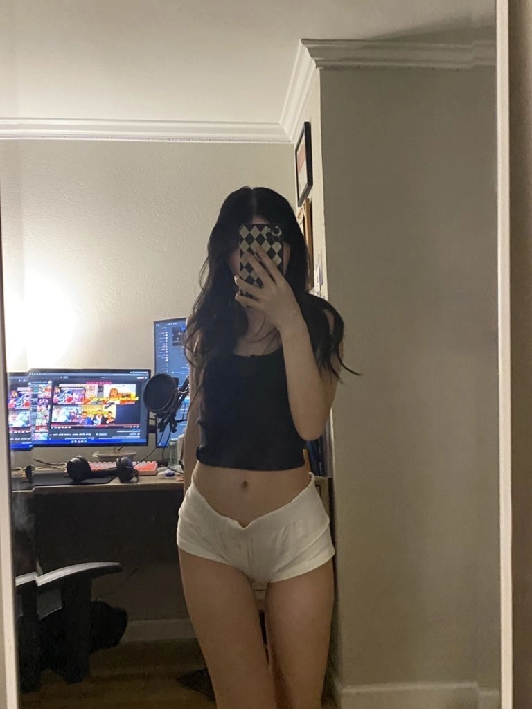 女人在电脑前拍个自拍。