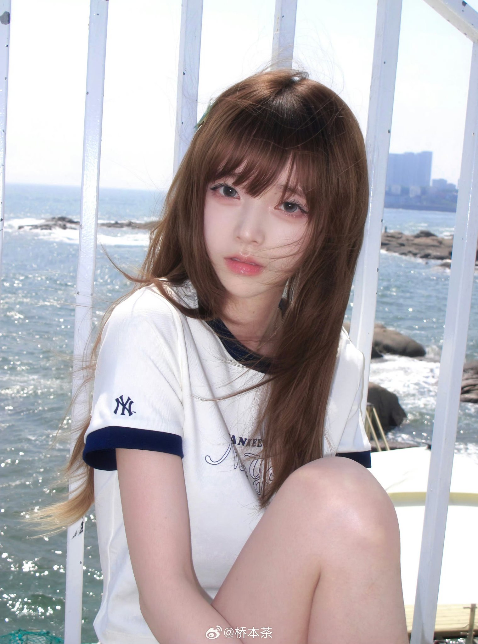 穿着蓝色帽子和白色衬衫的女人。