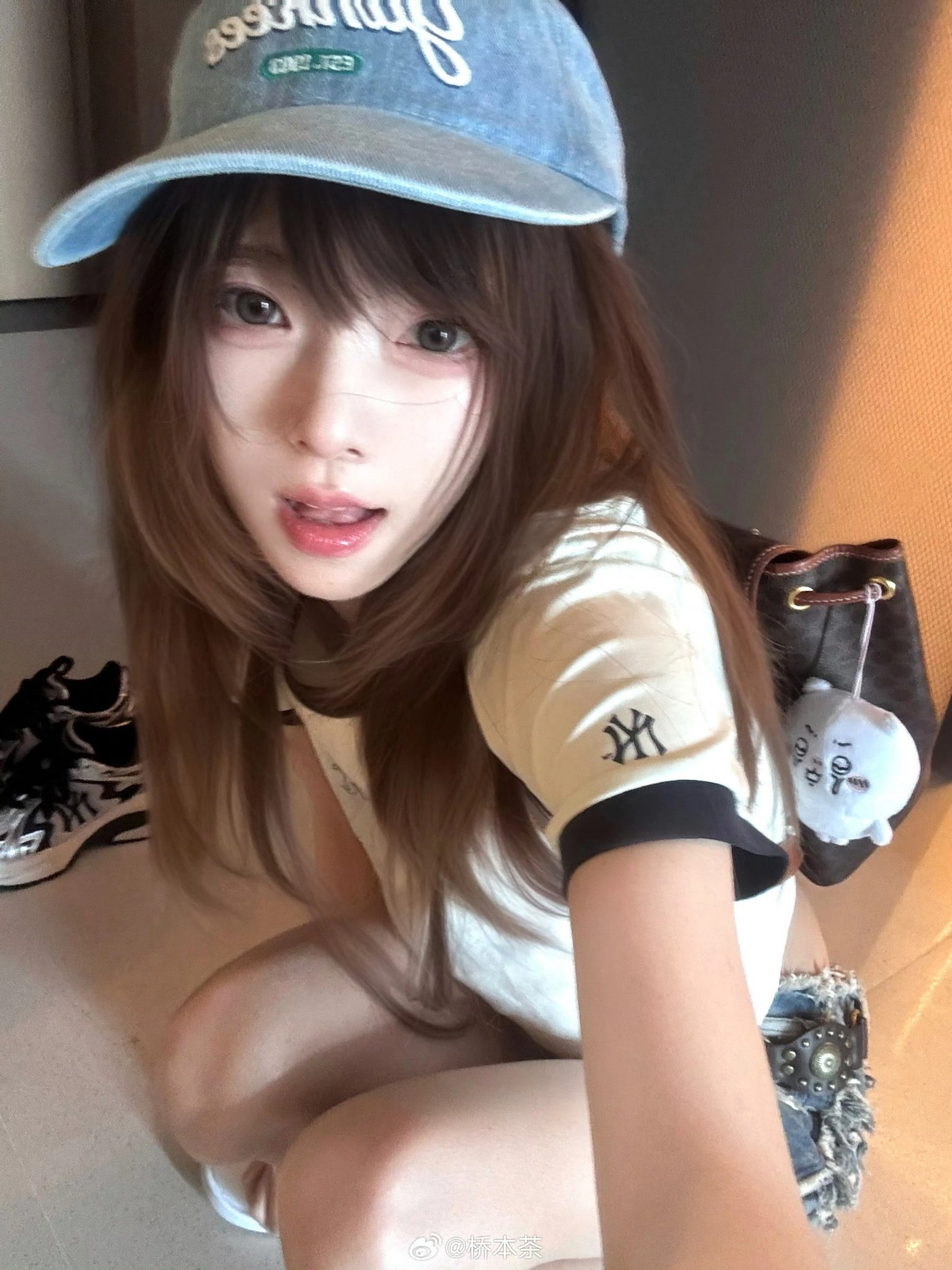 穿着蓝色帽子和白色衬衫的女人。