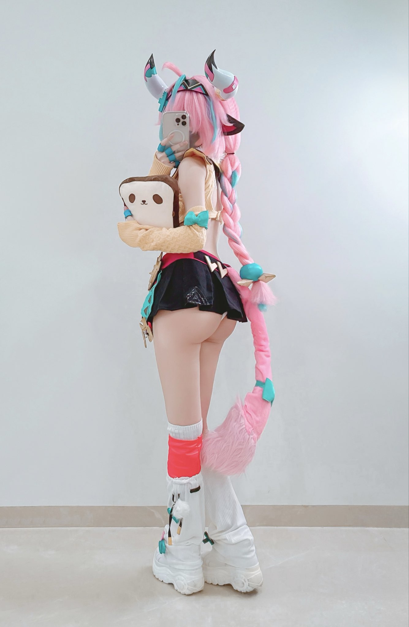 有粉红色尾巴的女孩和一只被困的动物。