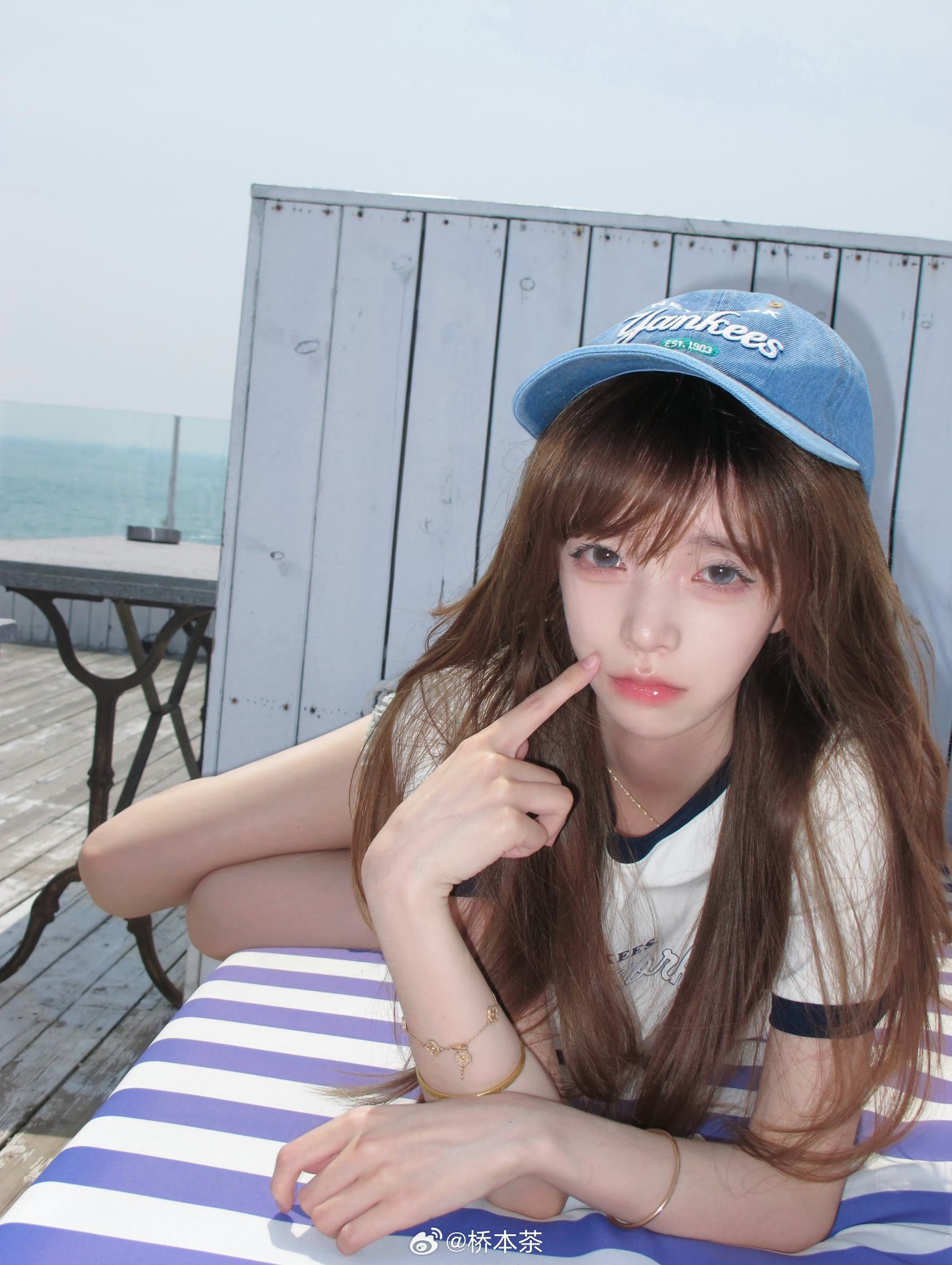 穿着蓝色帽子和白色衬衫的女人。