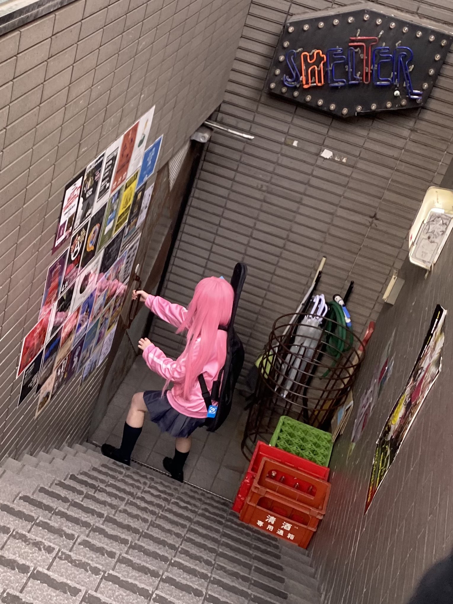 穿着粉红色衬衫的女人正在爬楼梯。