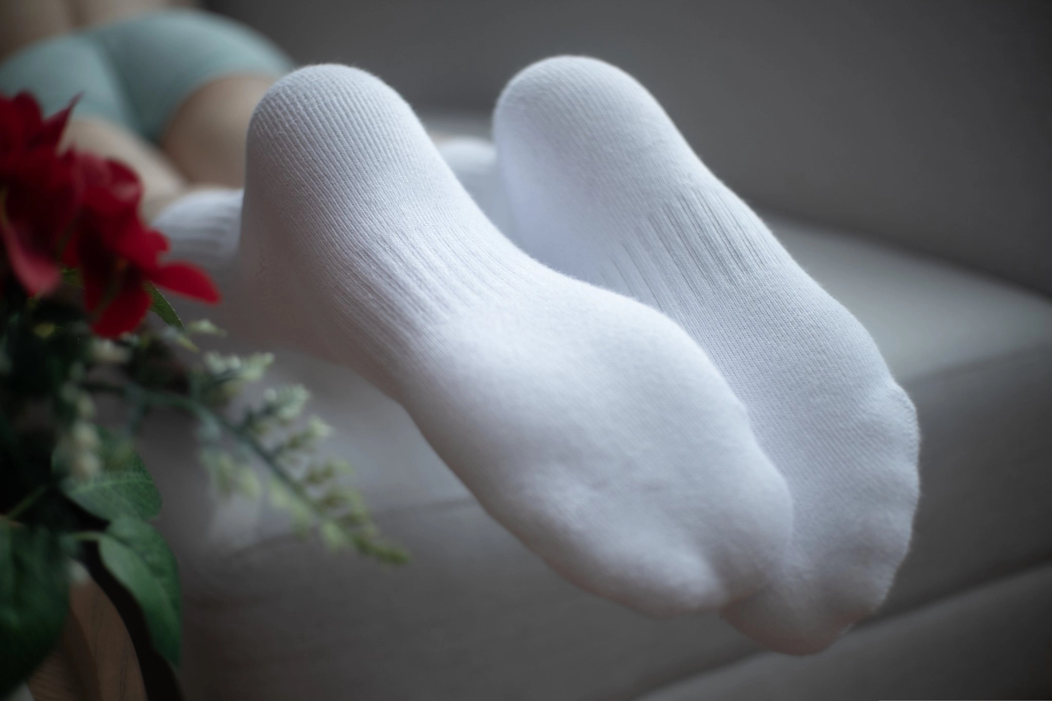 沙发上一双白色袜子。