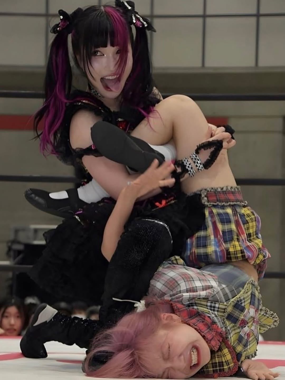 穿着黑色衣服的女孩被另一个女孩从地上抬起。