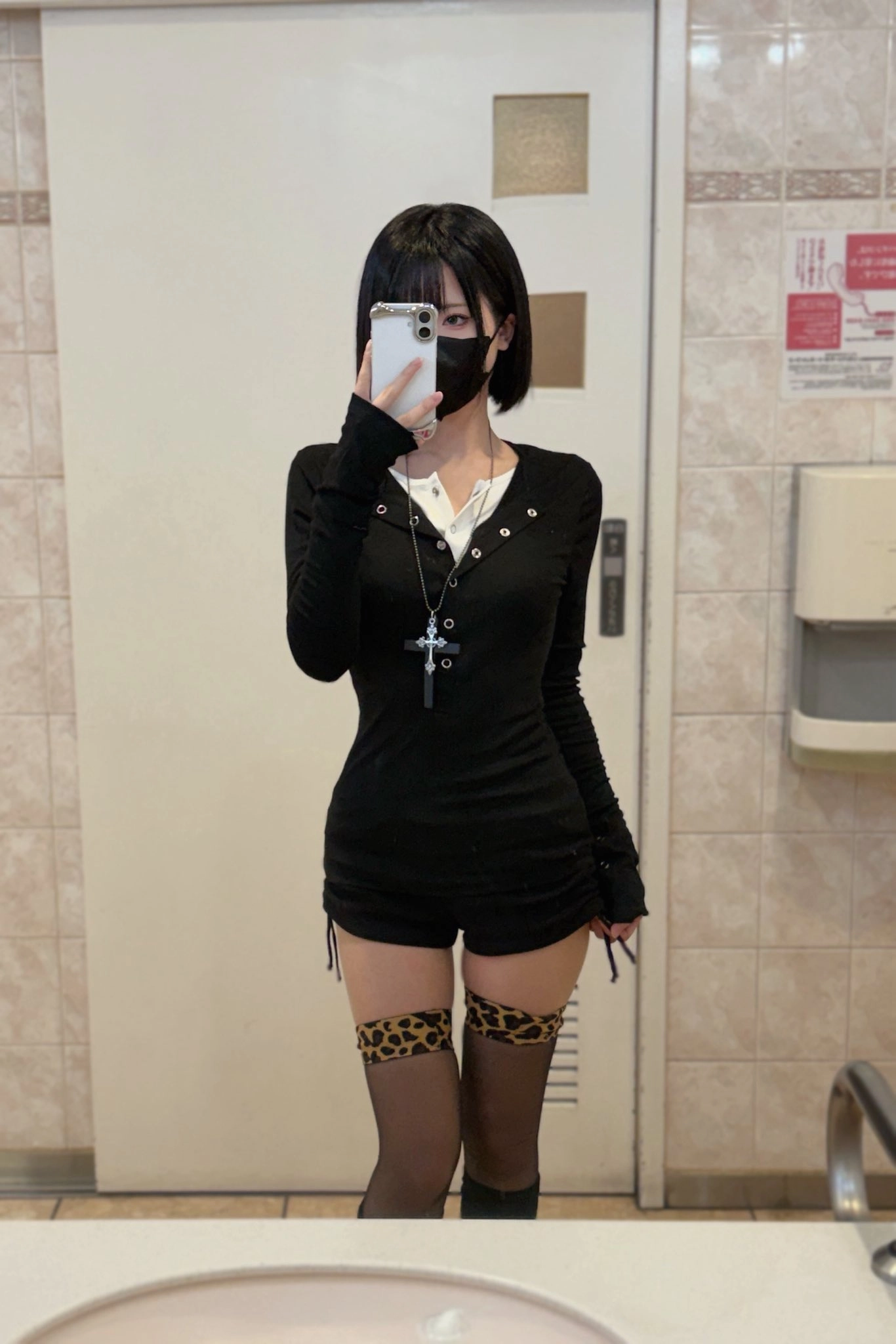 一位戴着面具和黑色衣服的女人拍了一张自拍。