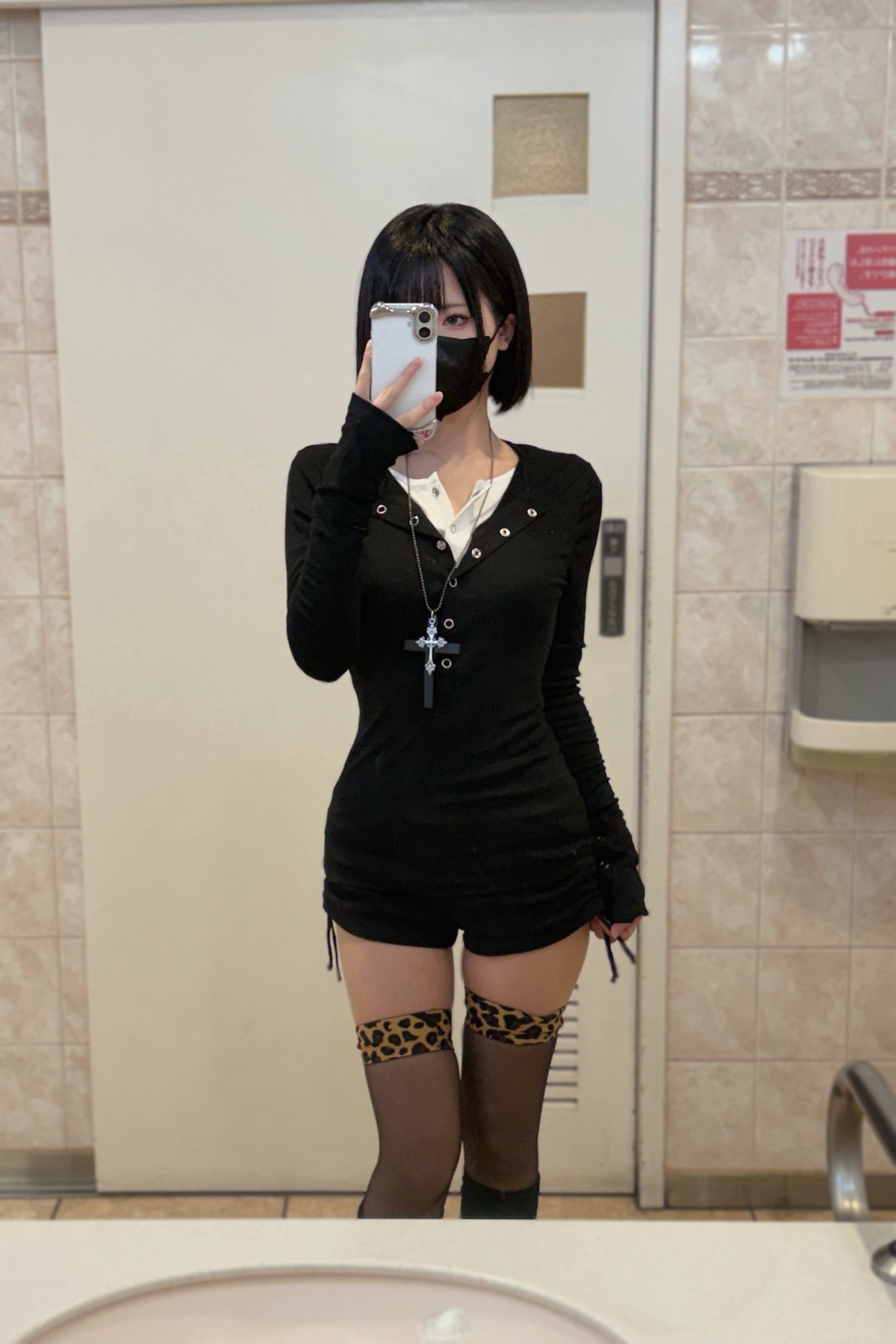 一位戴着面具和黑色衣服的女人拍了一张自拍。