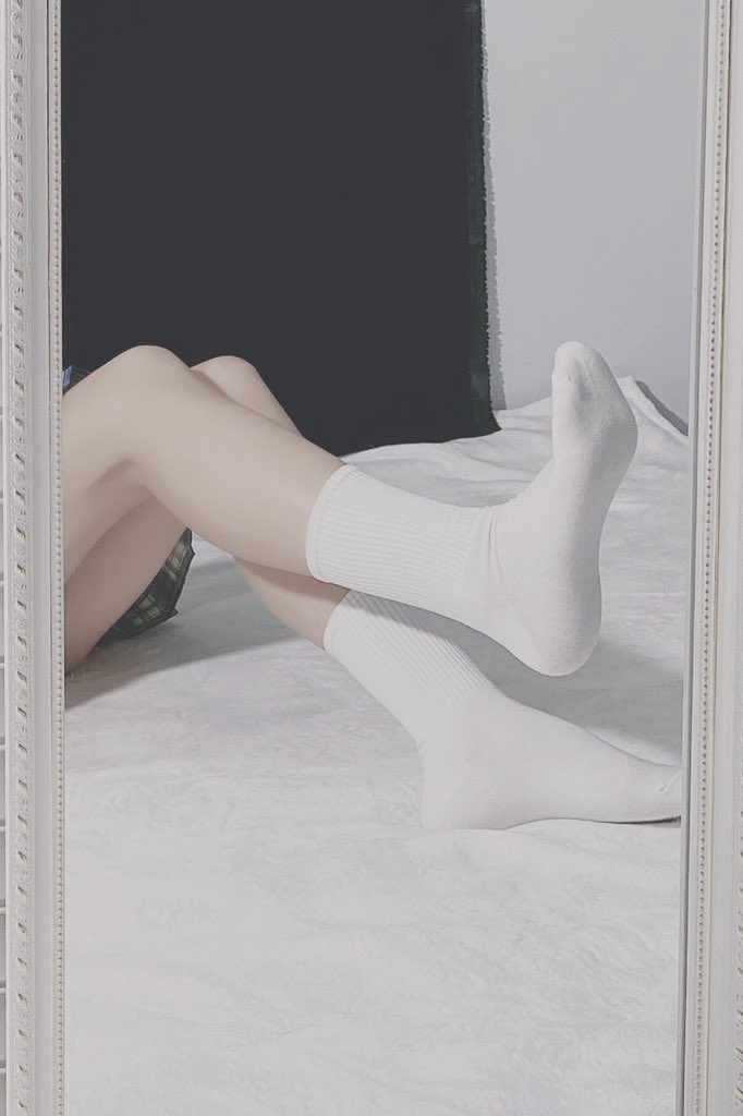 人的脚在镜子里