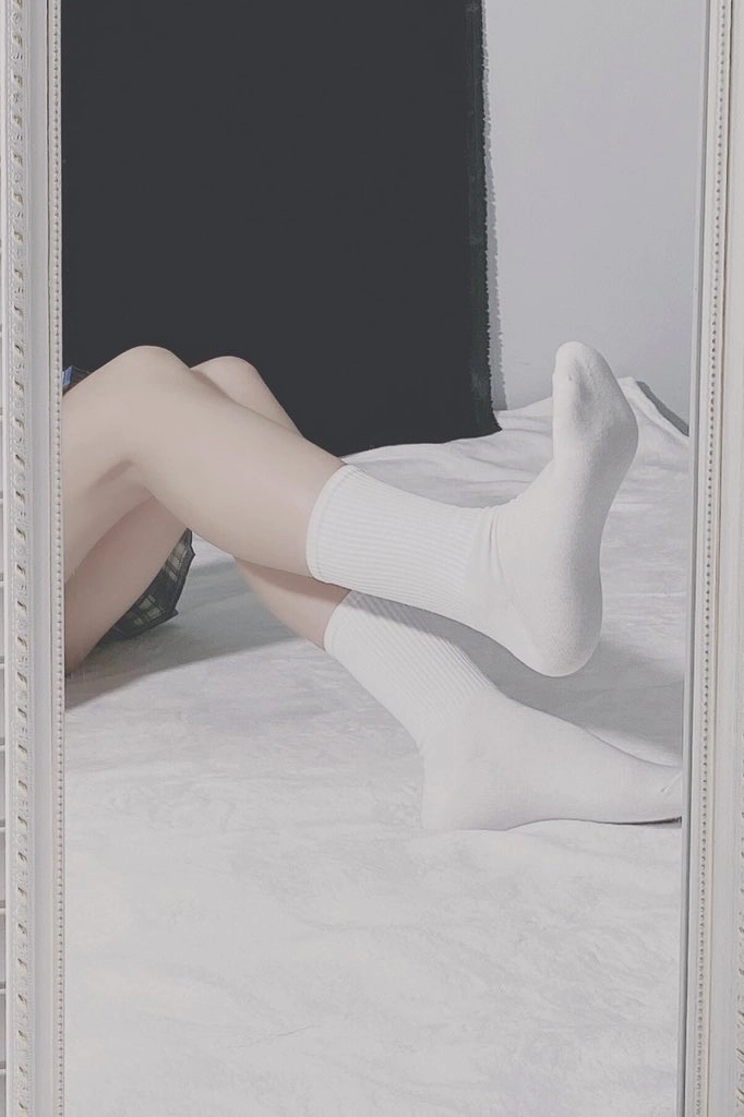 人的脚在镜子里