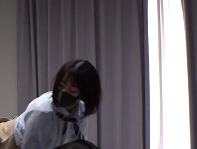 女人戴着面具和蓝色衬衫。