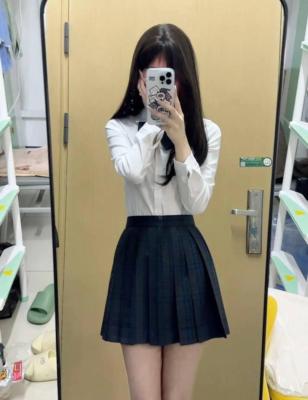 女人用手机拍自拍。