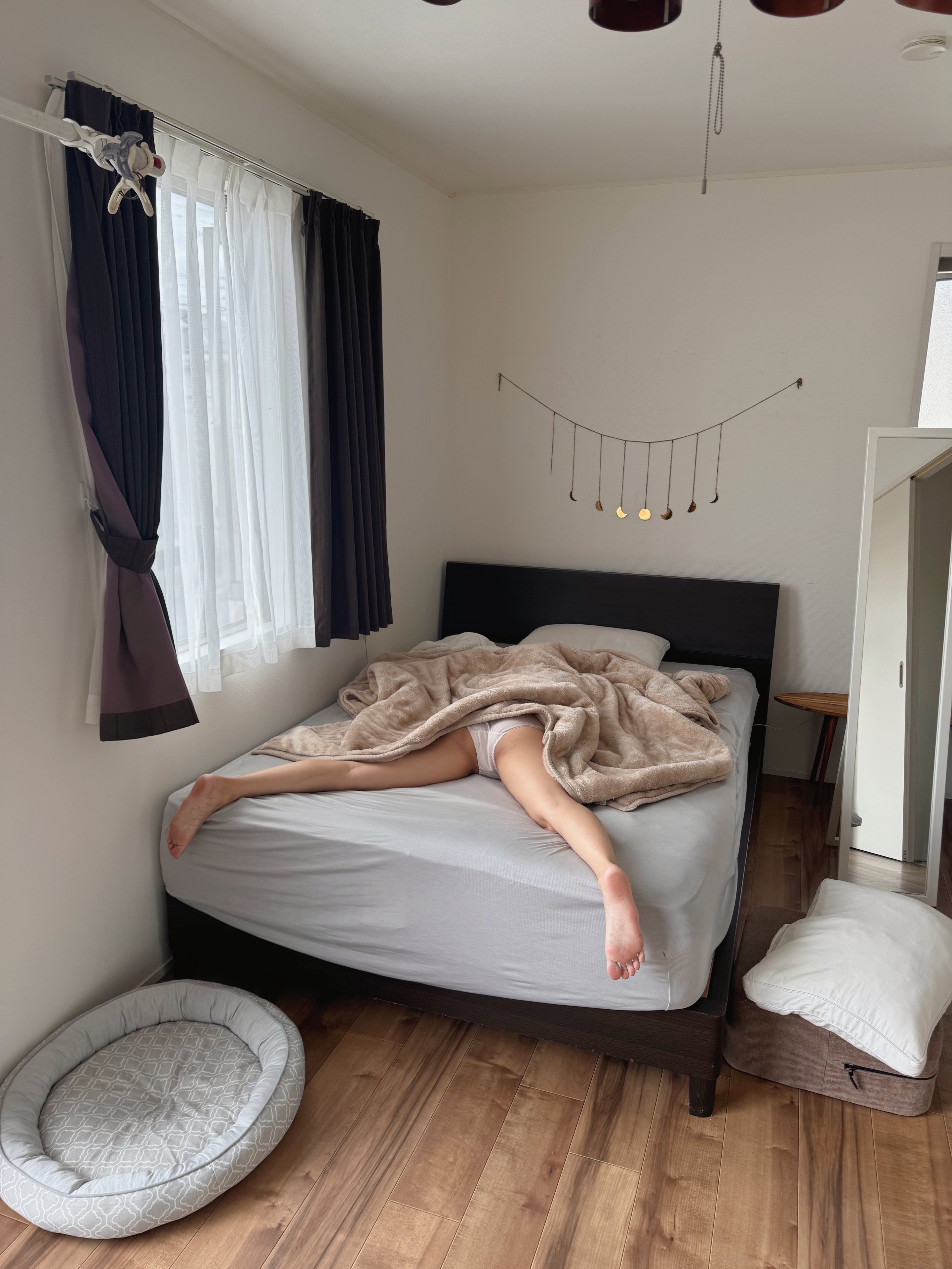 女人在床上睡觉。