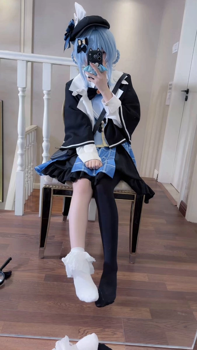 穿着黑白衣服的女人坐在椅子上。