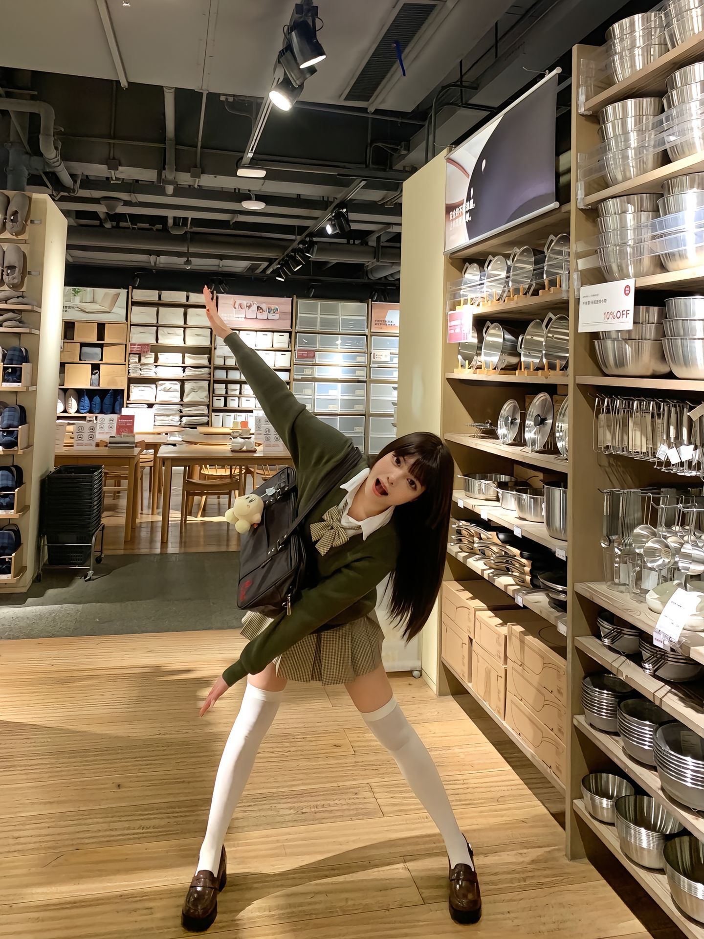 女人坐在沙发上,带着一个钱包和伞。