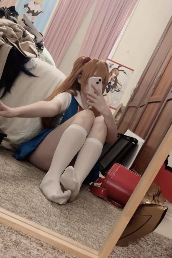 女孩在一个房间里拍了个自拍。